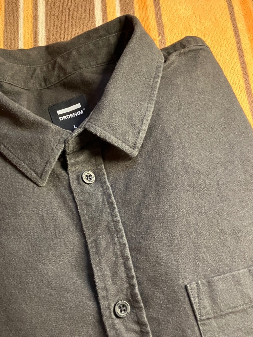 Men’s charcoal gray 100% cotton flannel, button-down shirt size large